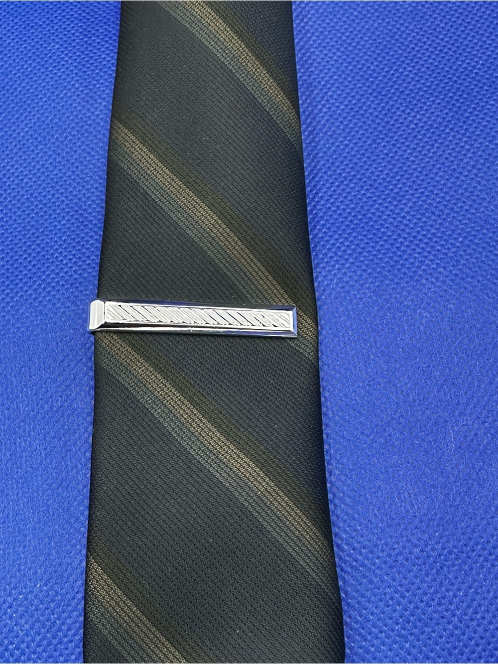 Shields Silver Tone Metal Diagonal Stripe Pattern Tie Bar Clip - MbTSGr2